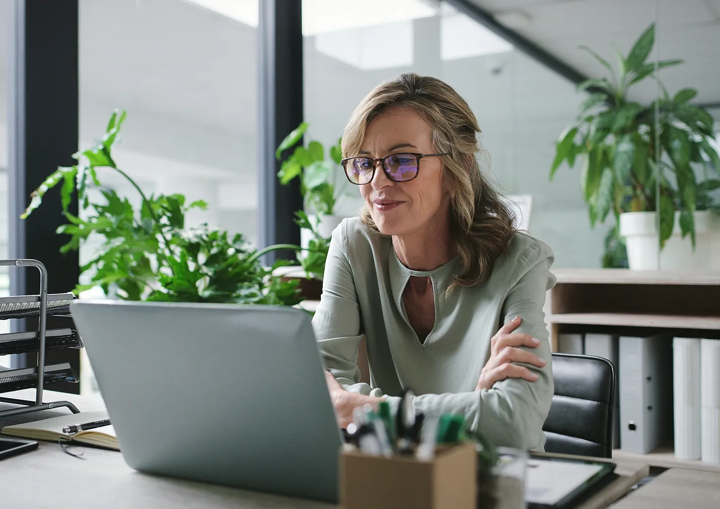 Frau-Laptop-Brille-Buero