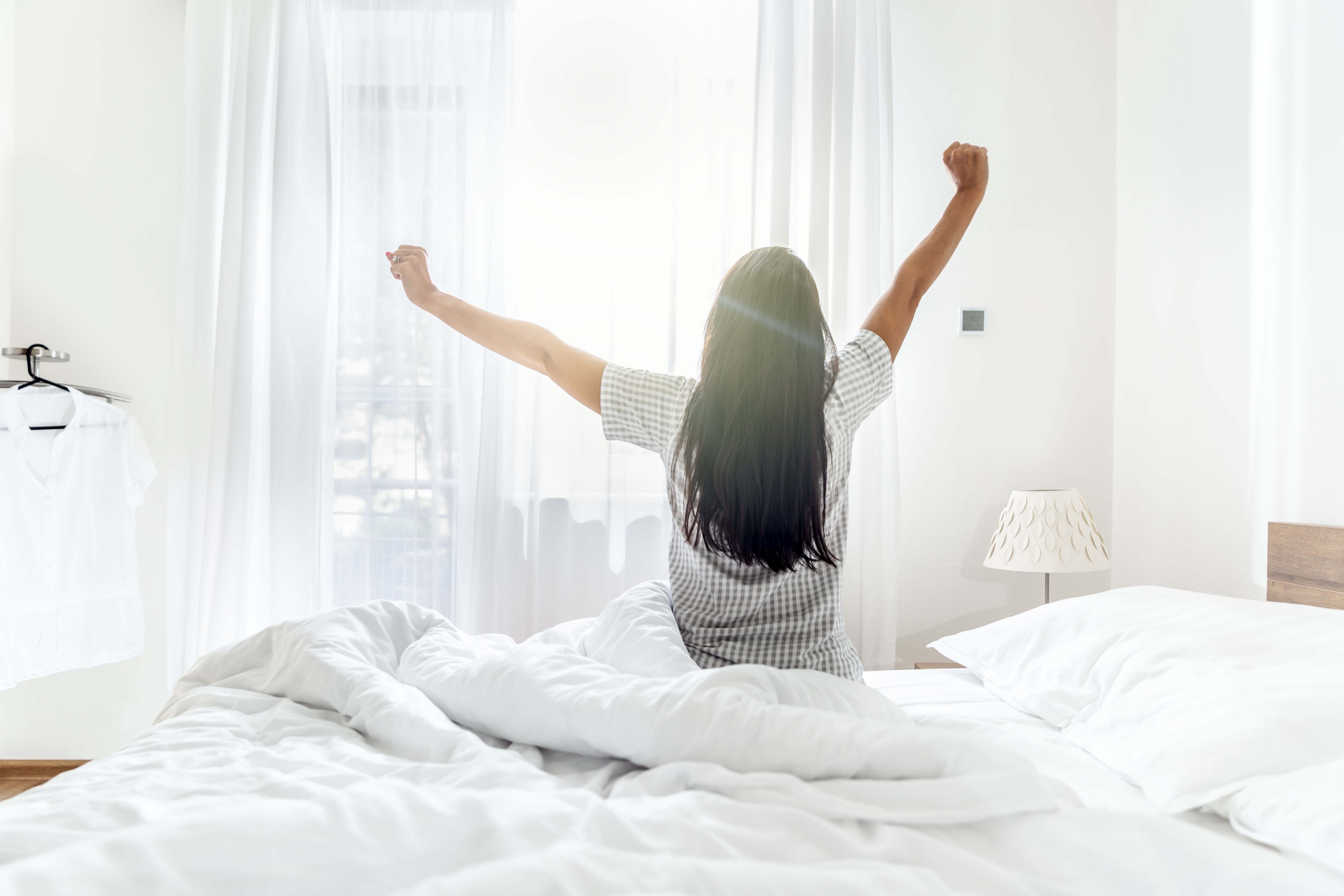 frau-streckt-sich-im-bett