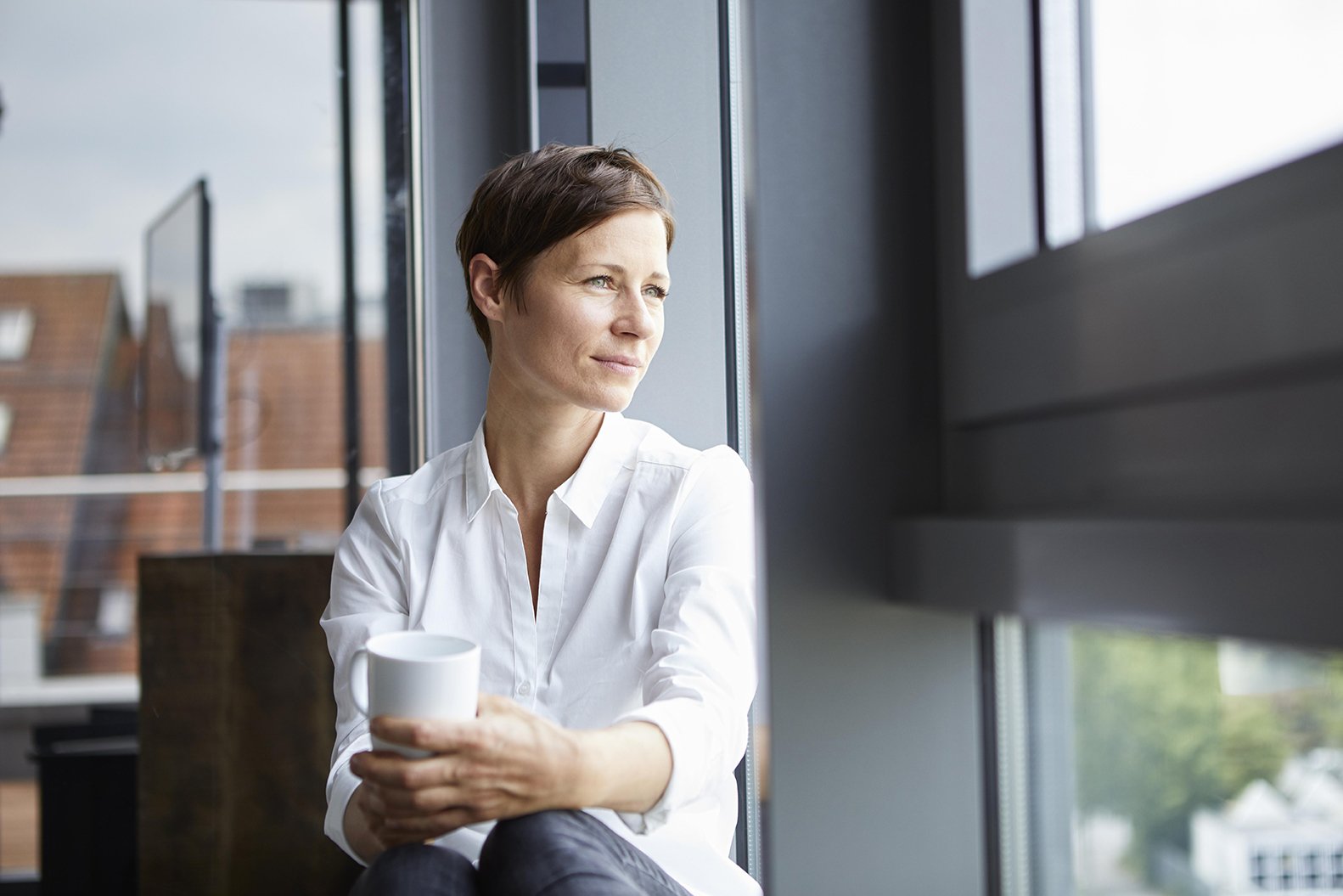 frau_am_fenster_mit_kaffeetasse_web