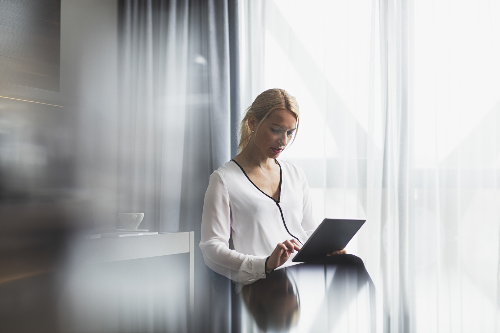 frau_arbeitet_am_tablet-1